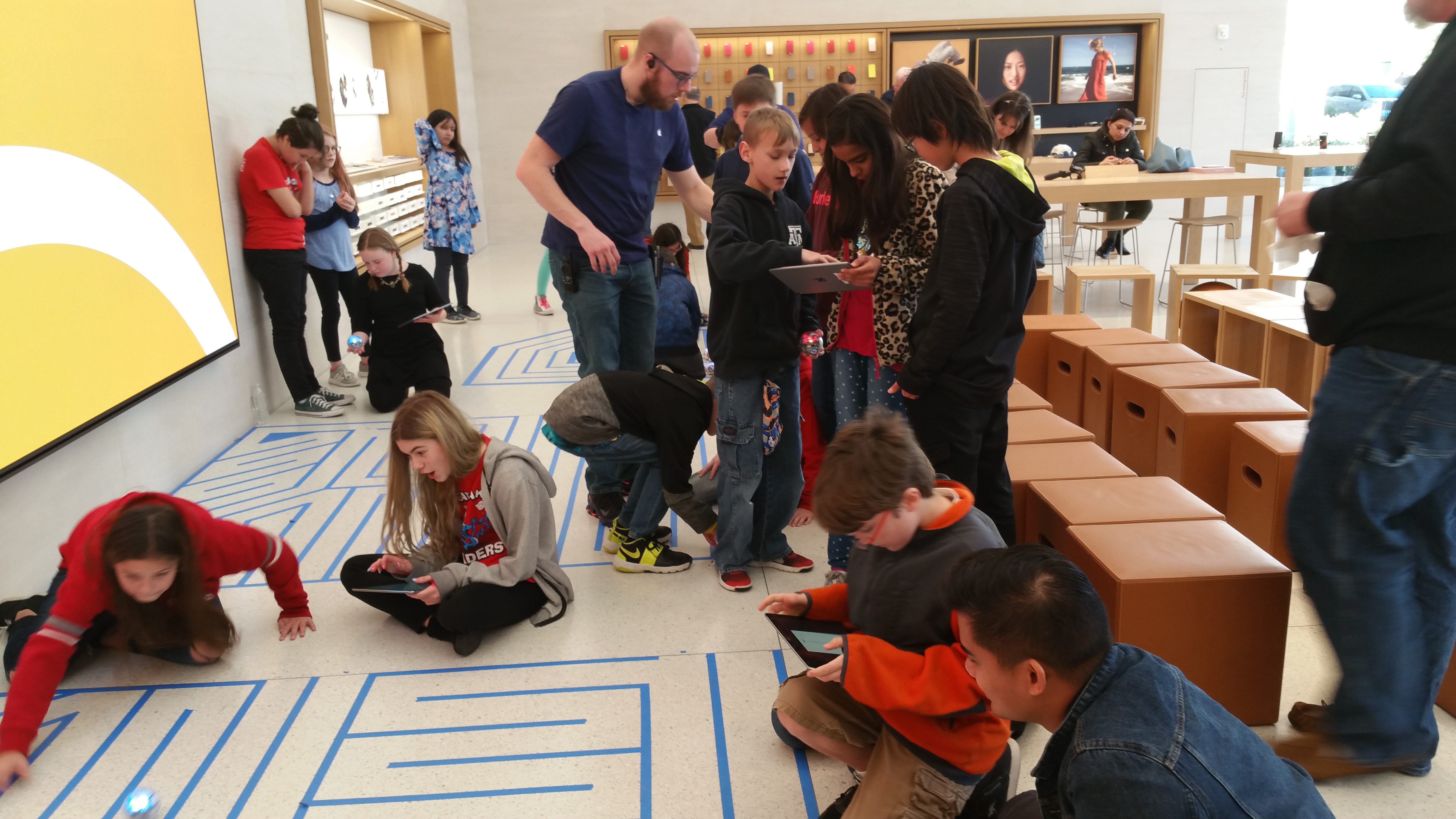 GOES Fifth Graders Visit Apple Store, Experience Coding